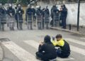 Protesta në Tiranë/ I madh dhe i vogël në këmbë, dy fëmijë ulen përballë policisë te Ministria e Arsimit