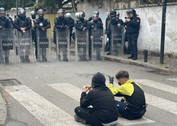 Protesta në Tiranë/ I madh dhe i vogël në këmbë, dy fëmijë ulen përballë policisë te Ministria e Arsimit
