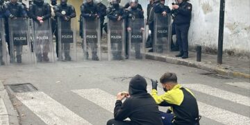 Protesta në Tiranë/ I madh dhe i vogël në këmbë, dy fëmijë ulen përballë policisë te Ministria e Arsimit