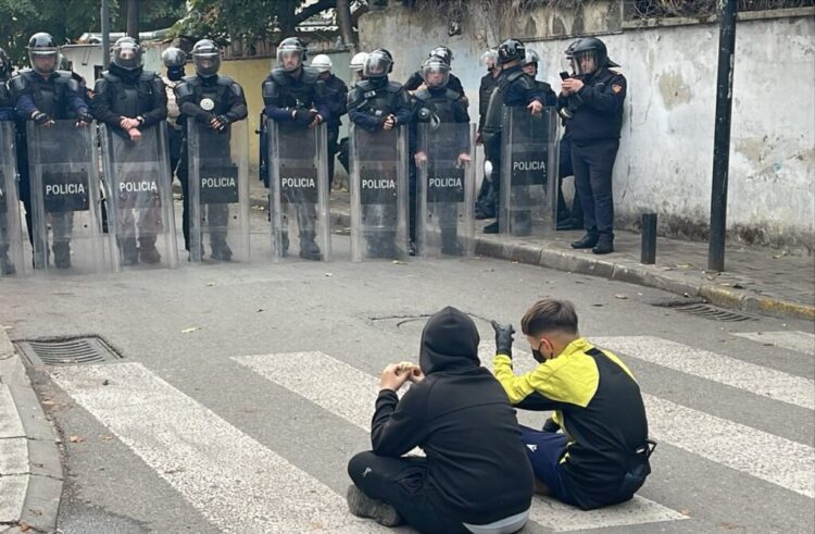 Protesta në Tiranë/ I madh dhe i vogël në këmbë, dy fëmijë ulen përballë policisë te Ministria e Arsimit