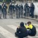 Protesta në Tiranë/ I madh dhe i vogël në këmbë, dy fëmijë ulen përballë policisë te Ministria e Arsimit
