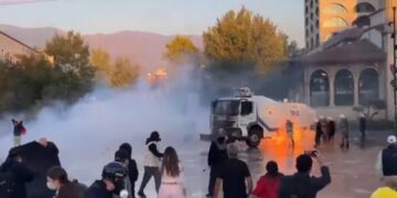 Tensione në qendër të Tiranës, i merr flakë uniforma një efektivi