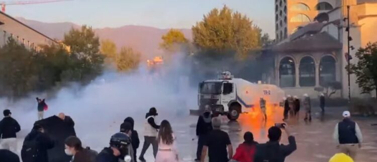 Tensione në qendër të Tiranës, i merr flakë uniforma një efektivi