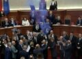 Flakadanë dhe tymuese në Kuvend, përjashtohen nga seanca katër deputetë të PD