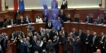 Flakadanë dhe tymuese në Kuvend, përjashtohen nga seanca katër deputetë të PD