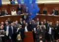 Ndërpriten diskutimet! Kuvendi kalon direkt në votim, opozita ndez tymuese dhe flakadanë