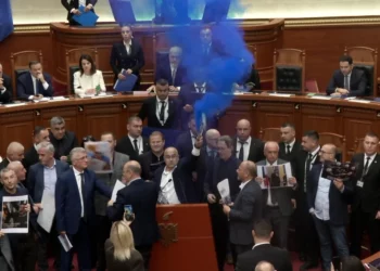 Ndërpriten diskutimet! Kuvendi kalon direkt në votim, opozita ndez tymuese dhe flakadanë