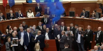Ndërpriten diskutimet! Kuvendi kalon direkt në votim, opozita ndez tymuese dhe flakadanë