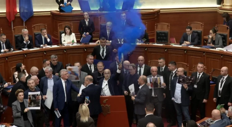 Ndërpriten diskutimet! Kuvendi kalon direkt në votim, opozita ndez tymuese dhe flakadanë