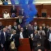 Ndërpriten diskutimet! Kuvendi kalon direkt në votim, opozita ndez tymuese dhe flakadanë
