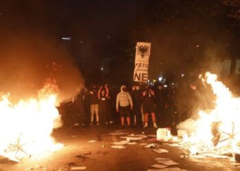 Tym e flakë te Rruga e Durrësit, studentët, ‘ngrenë në këmbë’ Tiranën