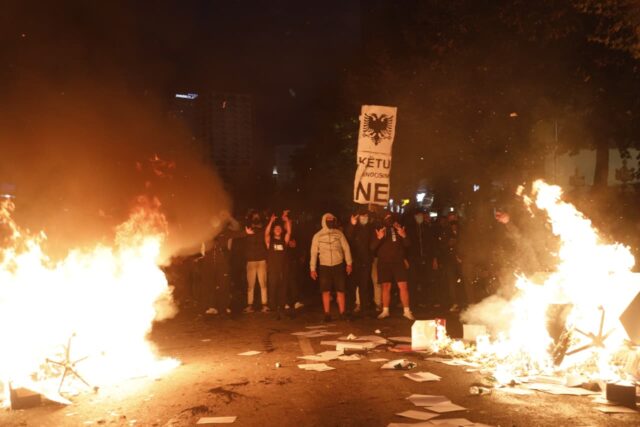 Tym e flakë te Rruga e Durrësit, studentët, ‘ngrenë në këmbë’ Tiranën