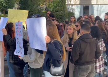 Universiteti i Korçës bojkoton edhe sot mësimin: Kur studentët bashkohen, shteti rrëzohet!