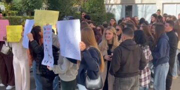 Universiteti i Korçës bojkoton edhe sot mësimin: Kur studentët bashkohen, shteti rrëzohet!