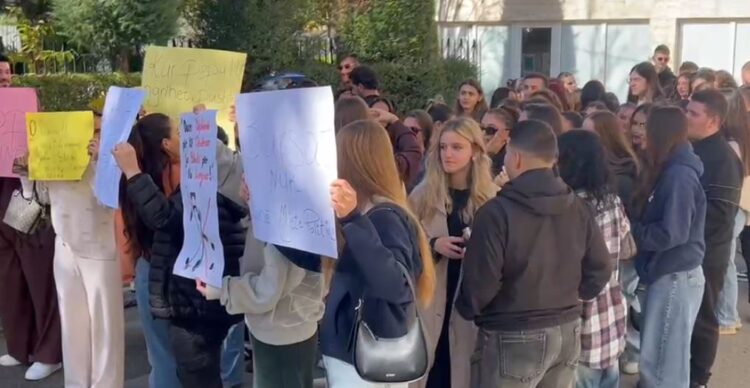 Universiteti i Korçës bojkoton edhe sot mësimin: Kur studentët bashkohen, shteti rrëzohet!