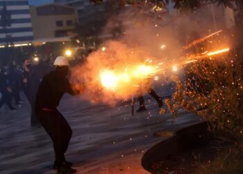 ‘France 24’, jehonë protestës: Përplasje me policinë! Të rinjtë shqiptarë akuzojnë Ramën për korrupsion dhe kërkojnë largimin e tij