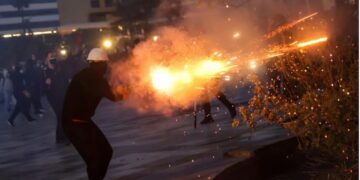 ‘France 24’, jehonë protestës: Përplasje me policinë! Të rinjtë shqiptarë akuzojnë Ramën për korrupsion dhe kërkojnë largimin e tij