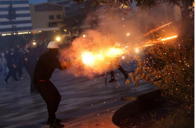 ‘France 24’, jehonë protestës: Përplasje me policinë! Të rinjtë shqiptarë akuzojnë Ramën për korrupsion dhe kërkojnë largimin e tij