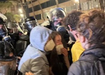 Përshkallëzim te Kryeministria, policia përdor spraj me piper kundër vajzave, nisin shoqërimet