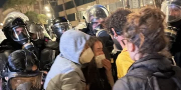 Përshkallëzim te Kryeministria, policia përdor spraj me piper kundër vajzave, nisin shoqërimet