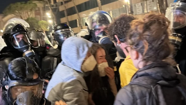 Përshkallëzim te Kryeministria, policia përdor spraj me piper kundër vajzave, nisin shoqërimet