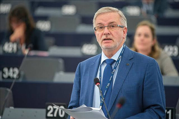 ‘Krimi nuk lejon rotacionin në Shqipëri’/ Eurodeputeti gjerman: Shqetësimet e protestuesve prekin thelbin e integrimit