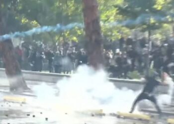 Situatë lufte në bulevard! Policia me gaz lotsjellës, protestuesit përgjigjen me gurë