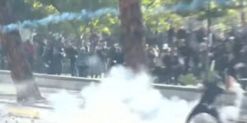 Situatë lufte në bulevard! Policia me gaz lotsjellës, protestuesit përgjigjen me gurë