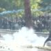 Situatë lufte në bulevard! Policia me gaz lotsjellës, protestuesit përgjigjen me gurë