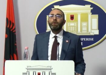 Protesta te Ministria e Arsimit/ Bardhi: Policia të ndalë terrorin ndaj rinisë