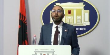 Protesta te Ministria e Arsimit/ Bardhi: Policia të ndalë terrorin ndaj rinisë