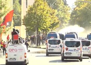 Plagoset gazetari grek në Rrugën e Durrësit, transportohet te Trauma