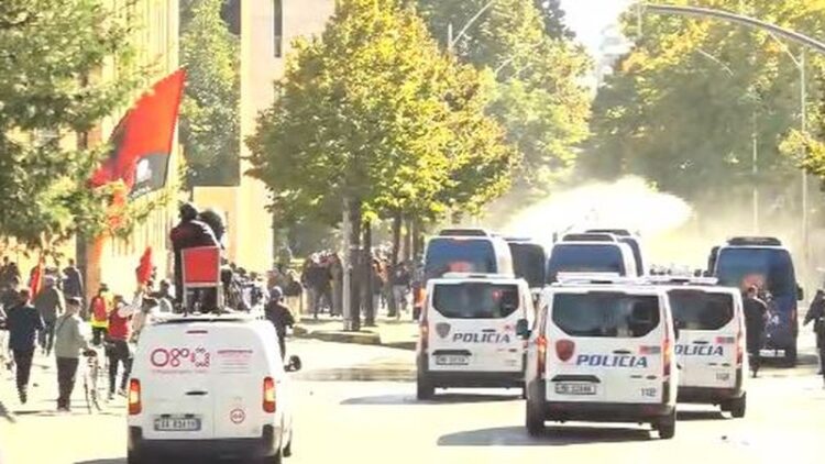 Plagoset gazetari grek në Rrugën e Durrësit, transportohet te Trauma
