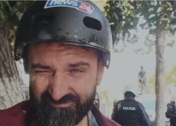 Po filmonte shoqërimin e protestuesit, policia sulmon me spraj me piper gazetarin