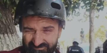 Po filmonte shoqërimin e protestuesit, policia sulmon me spraj me piper gazetarin