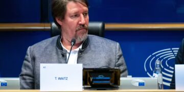 Eurodeputeti austriak “shuplakë” Ramës: Të qëllosh me gaz, dhe të burgosësh të mitur nuk përputhet me vlerat e BE-së
