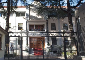 Protesta në Tiranë/ Gjykata e Apelit njofton personelin të largohen nga institucioni