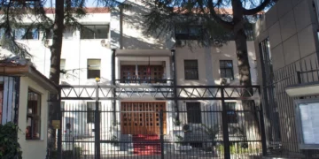 Protesta në Tiranë/ Gjykata e Apelit njofton personelin të largohen nga institucioni