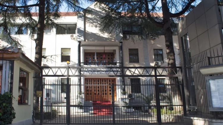 Protesta në Tiranë/ Gjykata e Apelit njofton personelin të largohen nga institucioni