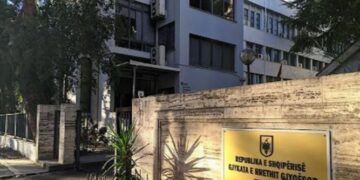 Gjykata e Tiranës liron 12 protestues, vijon shqyrtimi për 10 të tjerë