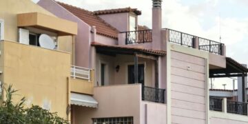 Greqi, ish-bashkëshorti plagos me thikë ish-gruan dhe partnerin e saj shqiptar