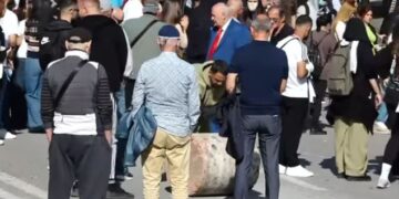 Studentët refuzojnë dialogun me Ramën, largojnë stolat para Kryeministrisë dhe u vënë flakën shilteve
