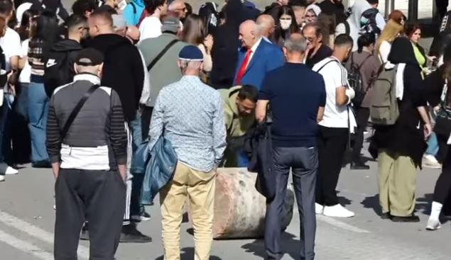 Studentët refuzojnë dialogun me Ramën, largojnë gurët e betonit para Kryeministrisë dhe i vënë flakën pankartës së Ramës me Vuçiç