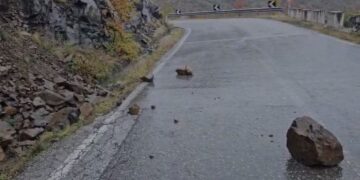 Moti i keq përfshin Kukësin, reshje dëbore në zonat malore dhe rënie gurësh në disa akse rrugore