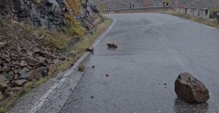 Moti i keq përfshin Kukësin, reshje dëbore në zonat malore dhe rënie gurësh në disa akse rrugore