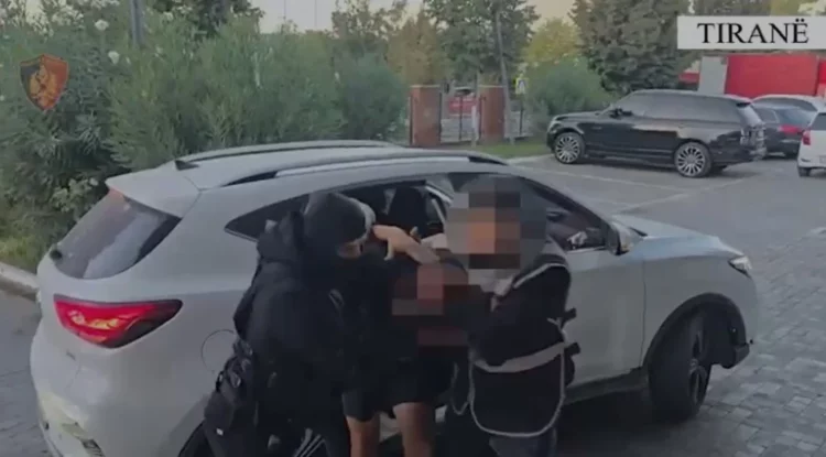 Vodhën 10 makina në Rinas dhe në Tiranë, arrestohen 3 persona
