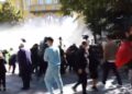 Përshkallëzohet protesta para ministrisë së Arsimit, policia hedh ujë me presion, gaz lotsjellës dhe spraj