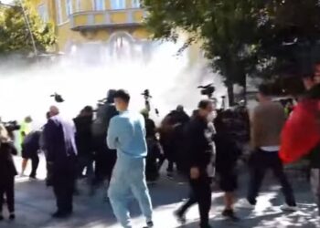 Përshkallëzohet protesta para ministrisë së Arsimit, policia hedh ujë me presion, gaz lotsjellës dhe spraj