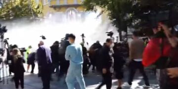 Përshkallëzohet protesta para ministrisë së Arsimit, policia hedh ujë me presion, gaz lotsjellës dhe spraj