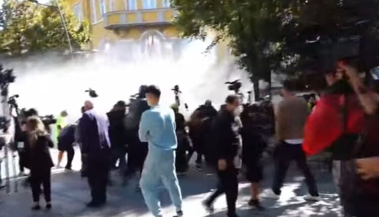 Përshkallëzohet protesta para ministrisë së Arsimit, policia hedh ujë me presion, gaz lotsjellës dhe spraj